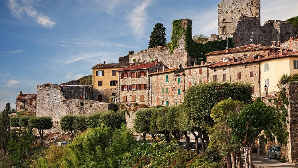 bello come una ceramica artistica, questo borgo della val di chiana è un terrazzo aperto sulle meraviglie della toscana