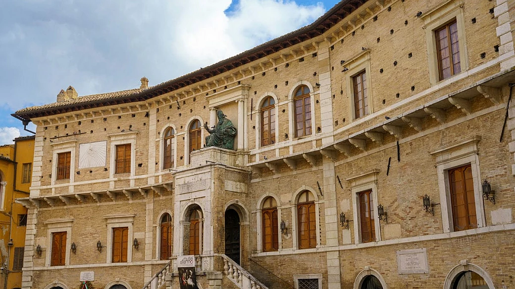 ai piedi dei monti sibillini, ma a soli 6 km dall’adriatico: nelle marche c’è la città che incarna l’idea di “mari e monti”