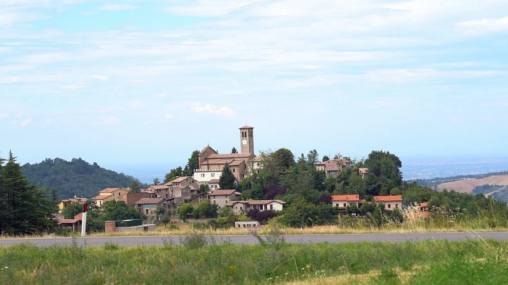neanche 400 abitanti, ma con un fascino da vendere: scopriamo il borgo lombardo tra le colline del buon bere
