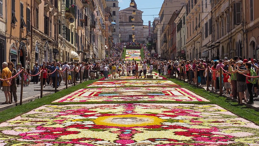 246 volte infiorata di genzano: torna l'appuntamento più bello con i tappeti di fiori ai castelli romani