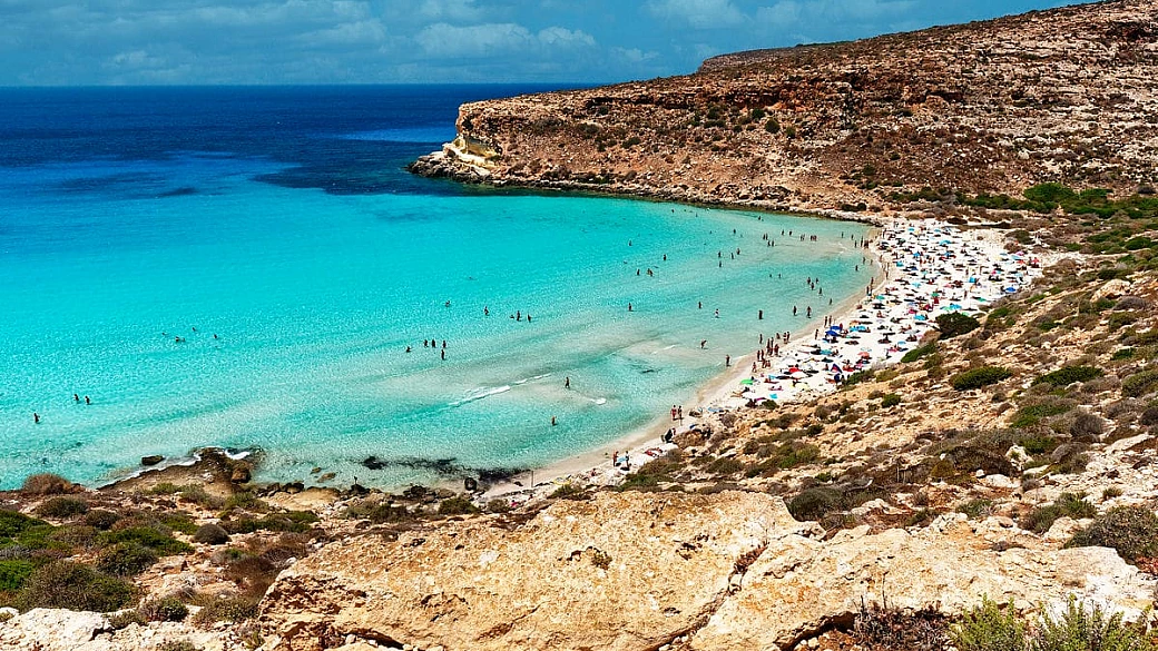 più vicina all'africa che all'italia: anche se è lontana, quest'isola ti stupirà con le sue 1000 sfumature di blu