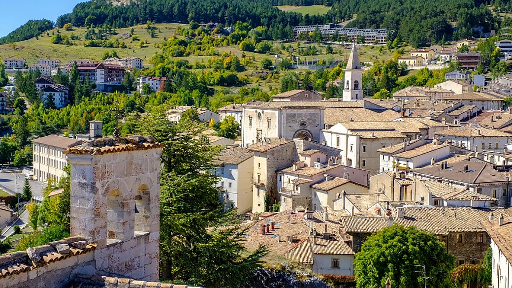bello come un quadro, il “borgo degli sciatori” a 1400 metri di altitudine è uno dei più alti degli appennini