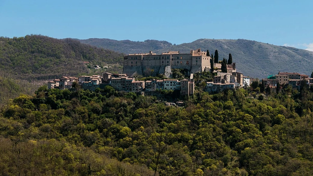 il castello delle metamorfosi: su una roccia a picco sul lago c’è uno dei manieri più straordinari del lazio