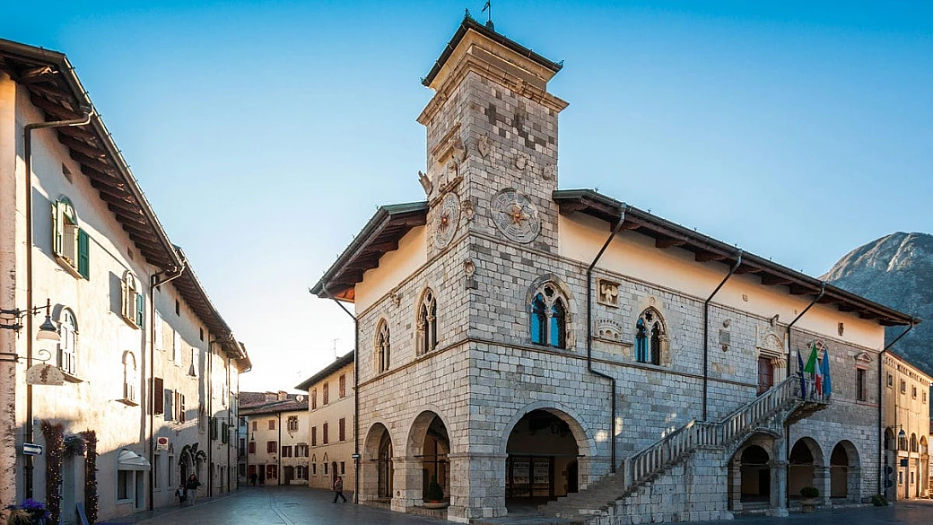 circondato da mura che lo proteggono come un abbraccio, il “borgo dei borghi” friulano è la terra... delle zucche!