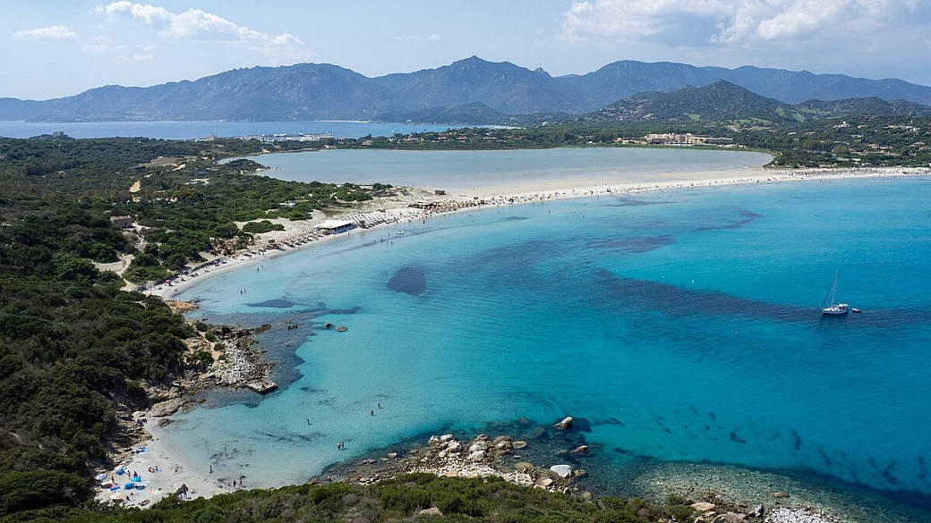 una carbonara sì, ma in sardegna: questo borgo vista mare è uno dei più belli (ed economici) dell’isola.