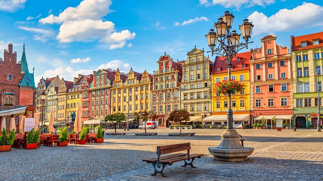 in questa città ci sono più di 400 gnomi, ma il motivo per cui li hanno disseminati sulle strade è una cosa serissima