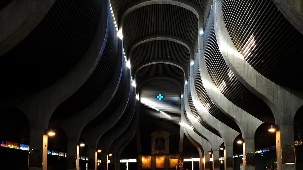 un capolavoro brutalista che colpisce come un treno: alle porte di milano c'è la risposta moderna al duomo