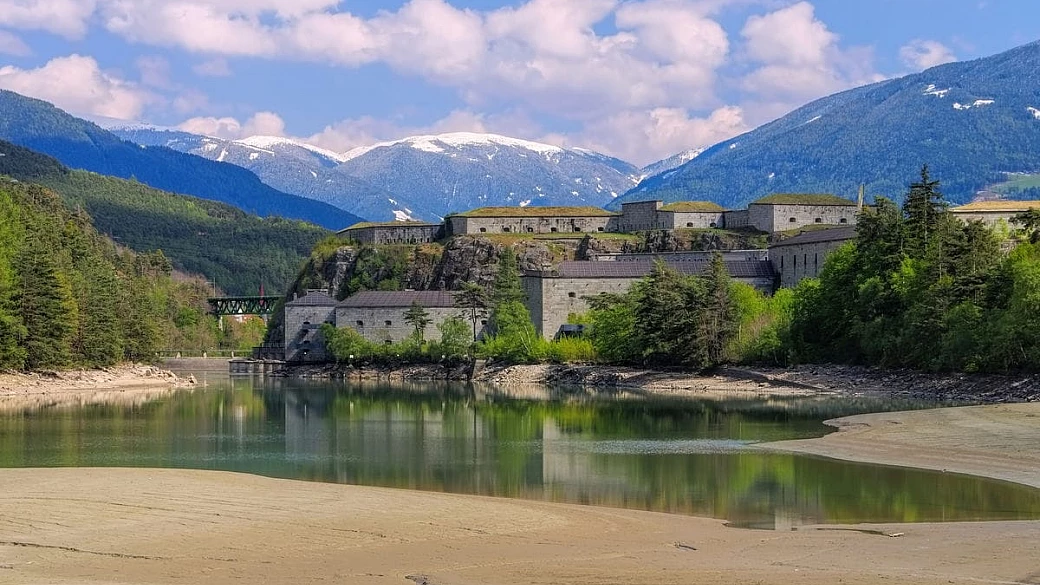 la fortezza più bella dell'alto adige: non è solo un borgo, ma una incredibile testimonianza della storia militare italiana