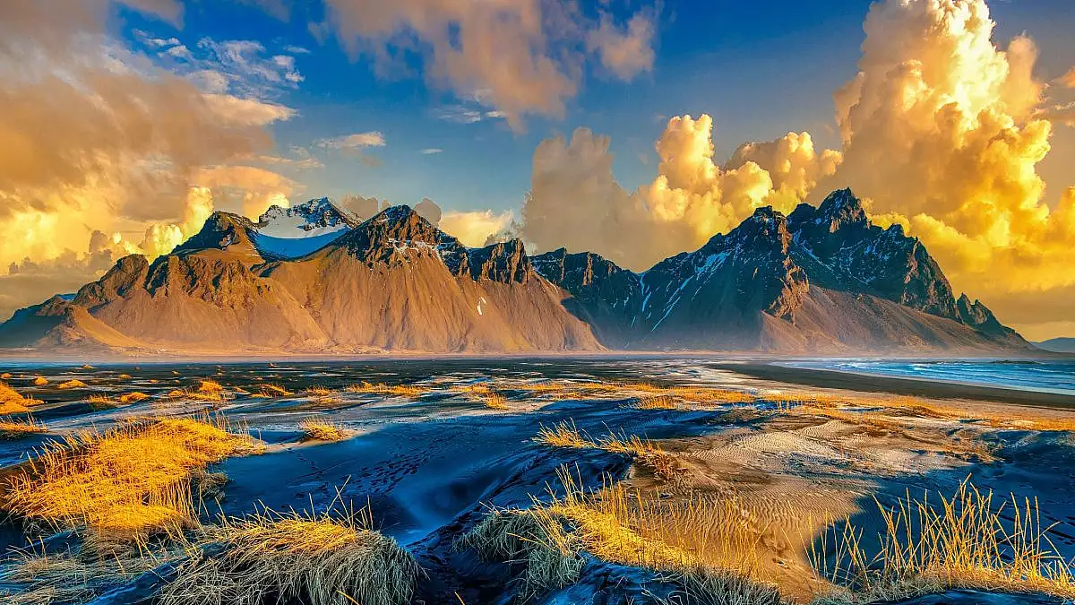 meraviglia di lava, ghiaccio e stupore: è l'isola più selvaggia d'europa, dove ogni viaggio si trasforma in avventura