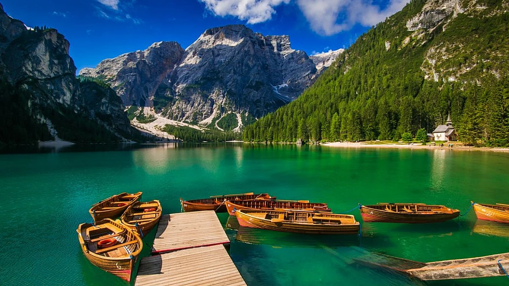 È il lago dei 1000 colori tra le dolomiti, e qui le montagne si specchiano in un paesaggio d'eccellenza