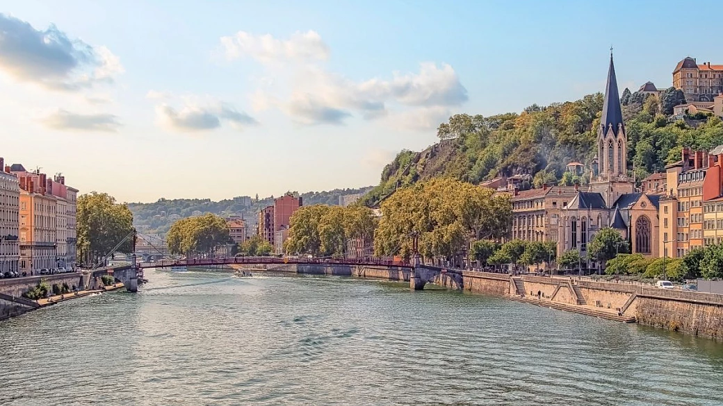 la capitale europea della seta è una città di continui saliscendi, tra comignoli e meraviglie che uniscono antico e moderno