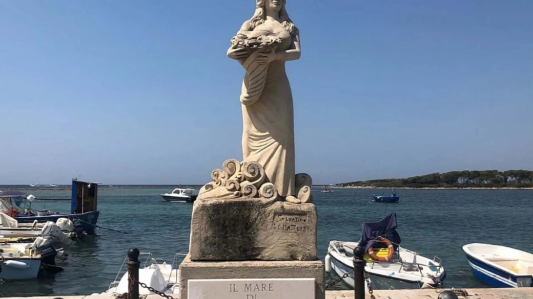 in puglia c'è la statua più discussa d’italia: da 25 anni tutti ne parlano