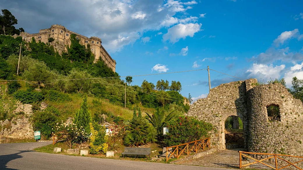 c’era una volta in abruzzo: andiamo alla scoperta dell’incantato borgo medievale che con il suo antico castello sussurra storie nella valle roveto