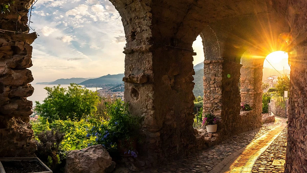 grotte di meraviglia e un mondo di teatro: in liguria c'è un borgio che è diverso da tutto il resto della regione