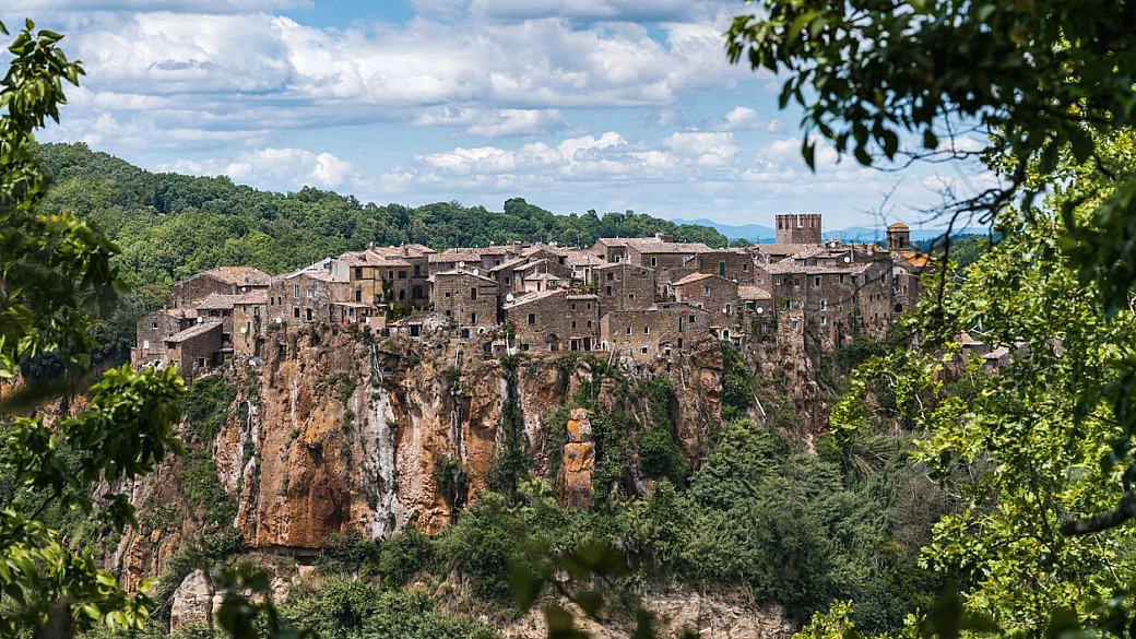 degli artisti e delle streghe: in questo borgo d'autore a un'ora da roma la creatività (e un pizzico di follia) è l'ingrediente chiave