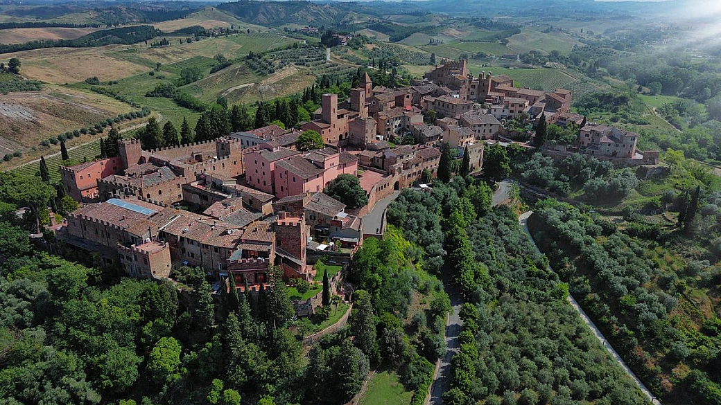 È l'antica perla medievale che domina dall'alto firenze, e la sua è una storia di letteratura... e calcio