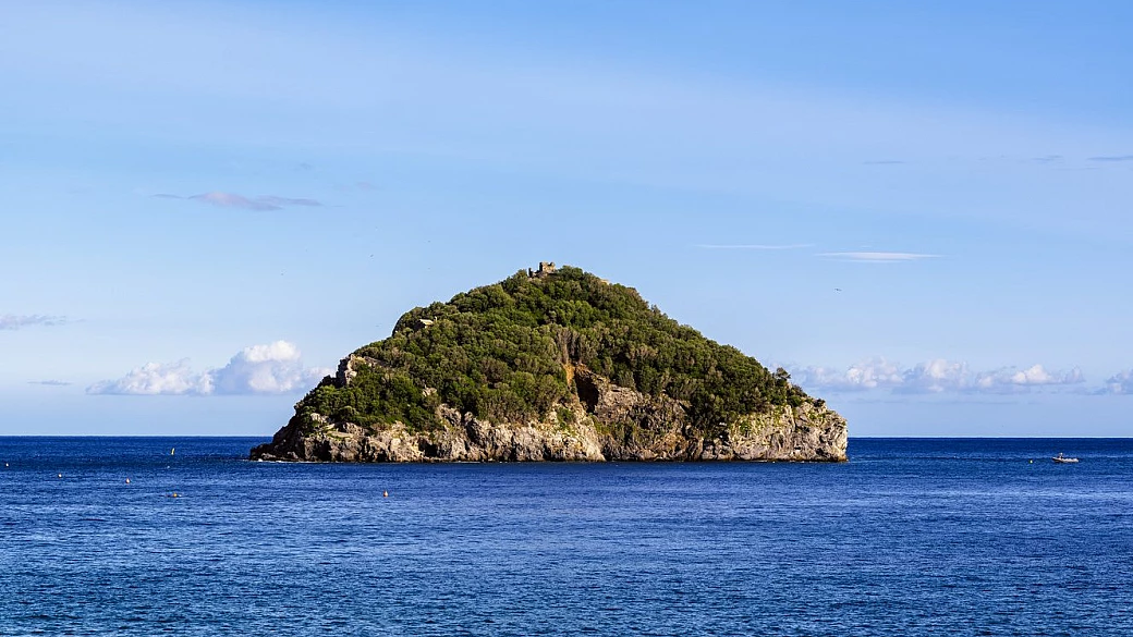 piccola come una goccia nell'oceano, quest'isola davanti alle coste di liguria è un vero scrigno di bellezza