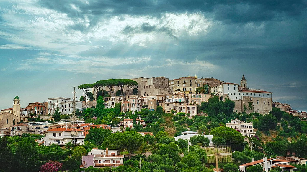 il mare e la storia: il paese al confine tra lazio e campania è celebre per l'incredibile ponte delle 2 regioni