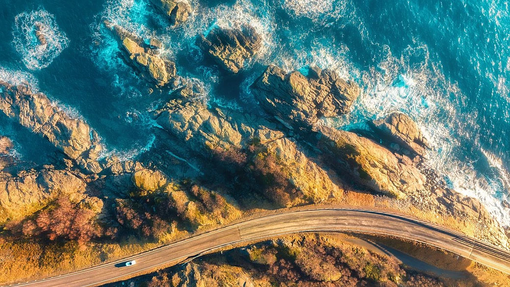 la chiesa più a nord d'europa e la città dal nome più corto: è il paese dei record, ma ci vogliono almeno 15 giorni per scoprirlo al meglio