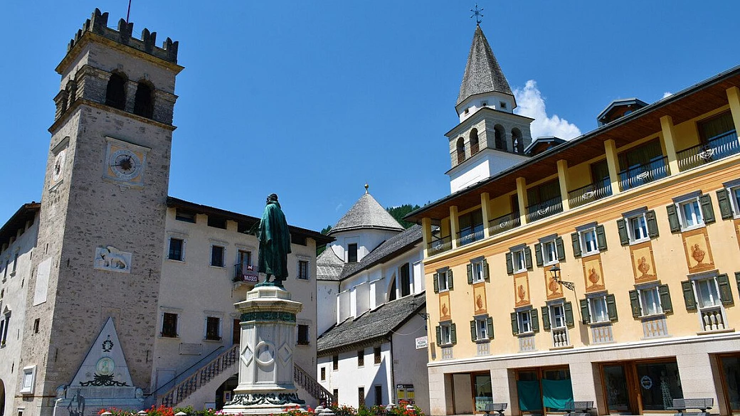 in veneto c'è il borgo dell'artista in mezzo alle dolomiti: qui ogni angolo è un capolavoro