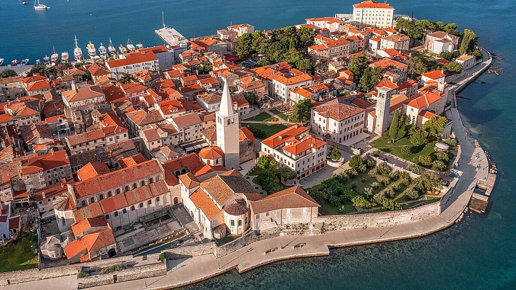 ciottoli di storia e mare blu: a un tiro di schioppo dall'italia c'è l'incredibile borgo gioiello della penisola istriana