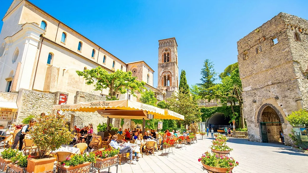 una curva sospesa sul cielo della costiera: in questo piccolo borgo c'è uno degli ultimi capolavori di un architetto geniale