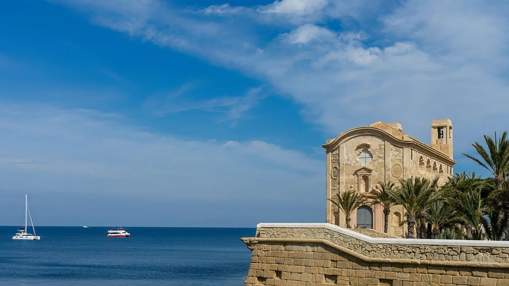 la piccola burano della spagna: in questa isola abitano solo 12 persone, ed è uno scrigno di bellezza senza tempo