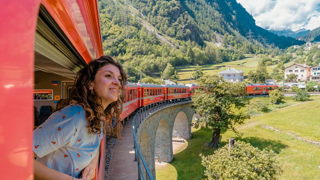 il trenino rosso del bernina è il fil rouge che unisce (lentamente) italia e svizzera attraverso le alpi