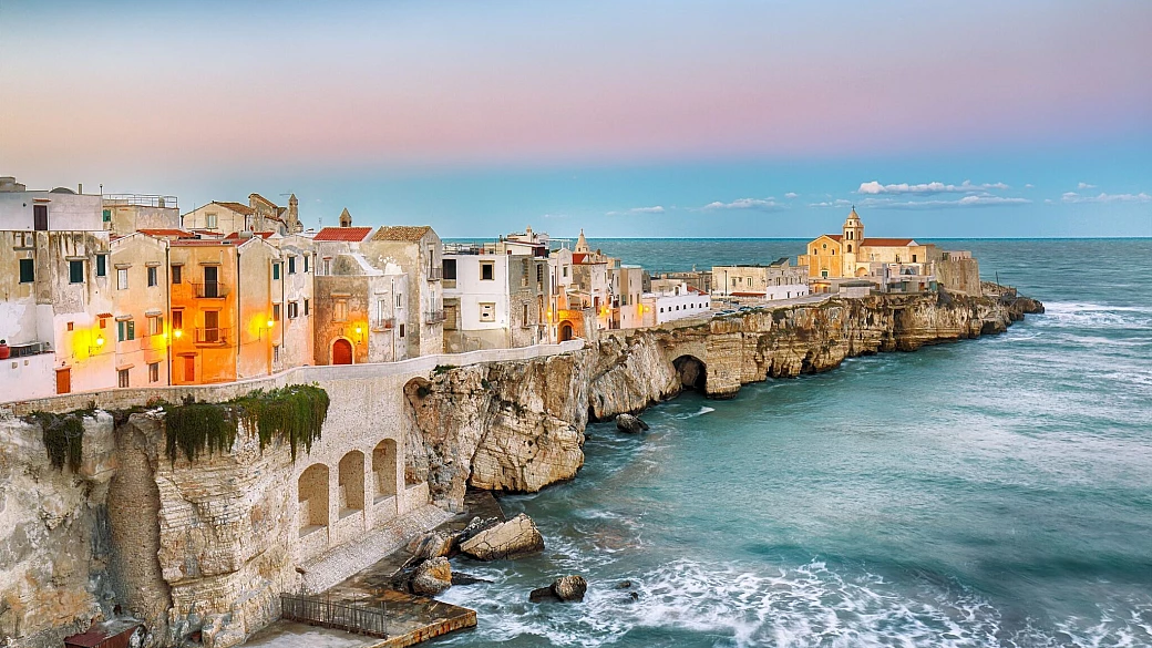 come una lingua di terra che vuole toccare il mare, la perla del gargano ti farà scoprire una puglia autentica e straordinaria
