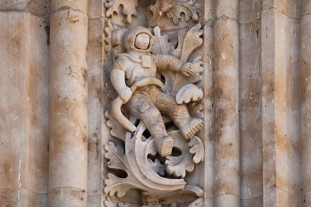 astronauta scolpito nella pietra della facciata della cattedrale di salamanca
