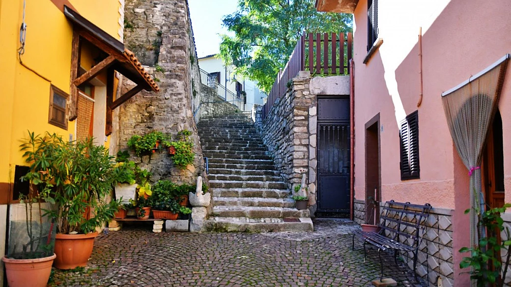 la bellezza che taglia: in questo villaggio tra le rocce l'acciaio diventa gioiello da mille anni
