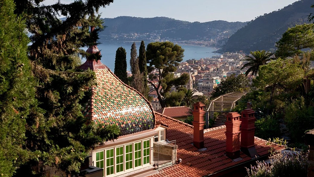 bello come lui ce ne sono pochi: questo giardino con vista sulla riviera di ponente è uno spettacolo unico in italia