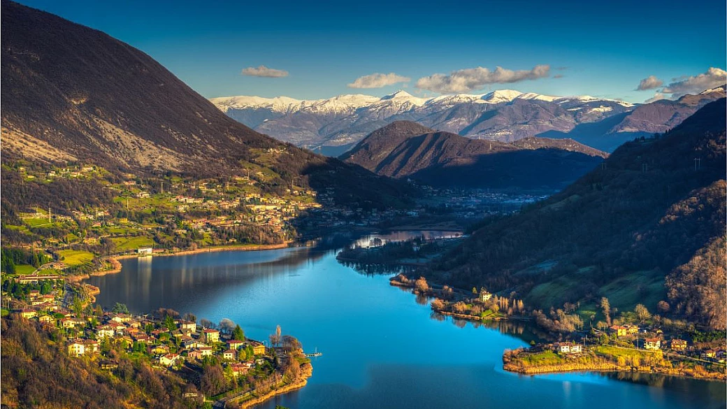 il boomerang della lombardia: alle porte di bergamo c'è un lago che è una vera oasi di tranquillità