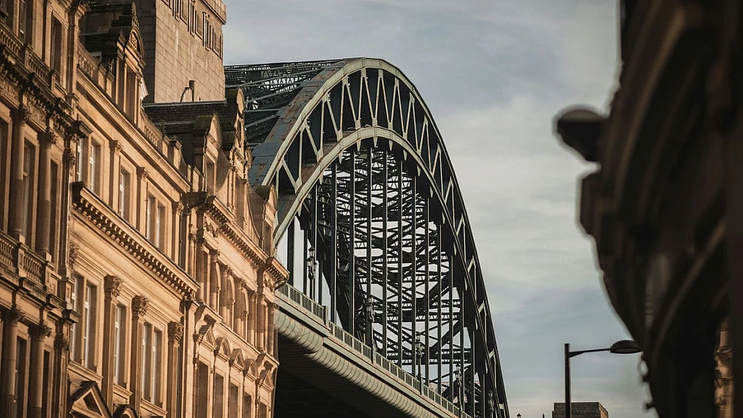 l'angelo del nord e il fiume che taglia in due la città: un viaggio tra i luoghi di mark knopfler e i dire straits