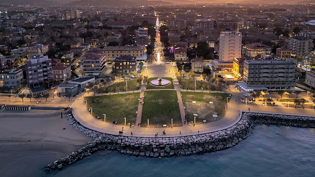 in italia c'è una città dove mettono la maionese sulla pizza, ma nessuno osa criticarla: la 'rossini' è la sorpresa gastronomica delle marche