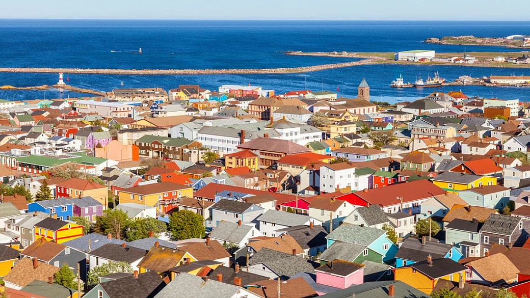 parigi? dista appena 20 minuti dal canada: questo territorio è l'ultimo avamposto francese in america