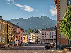 the,main,square,at,historic,centre,of,the,cavalese,,fiemme