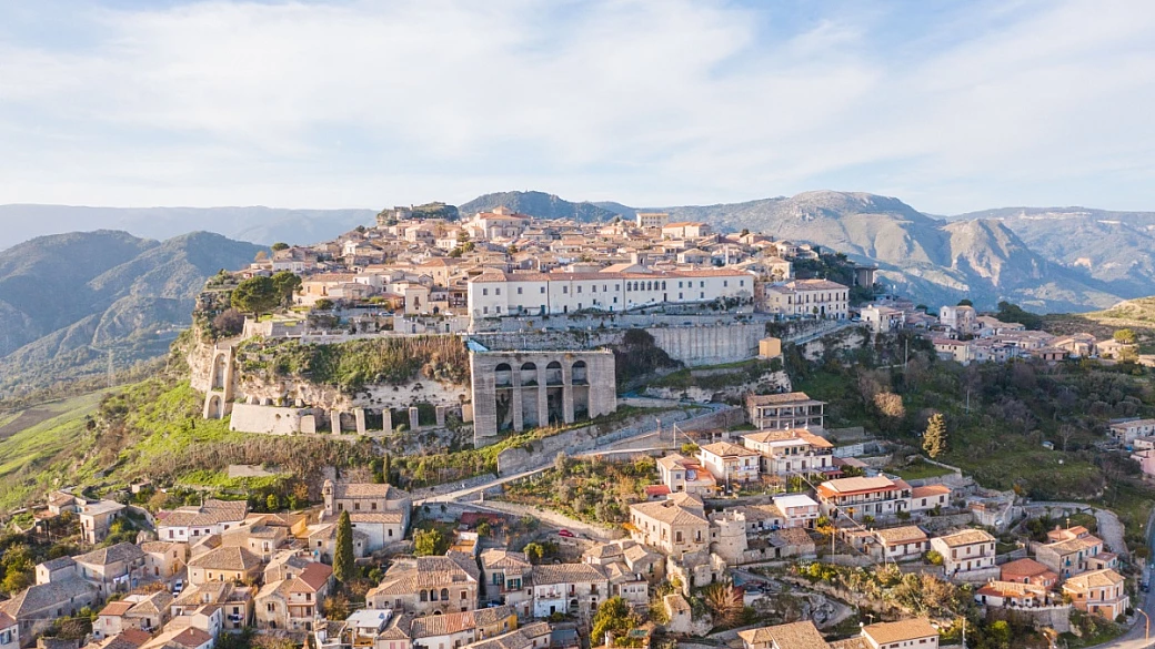 dai greci ai principi di monaco: l'affascinante storia della fortezza medievale che domina dall'alto la calabria