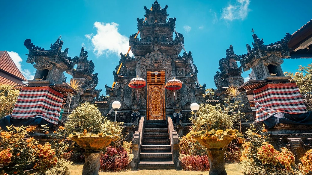 È il più grande arcipelago dell'oriente, e le sue quasi 18mila isole mostrano i mille volti di un paese che galleggia