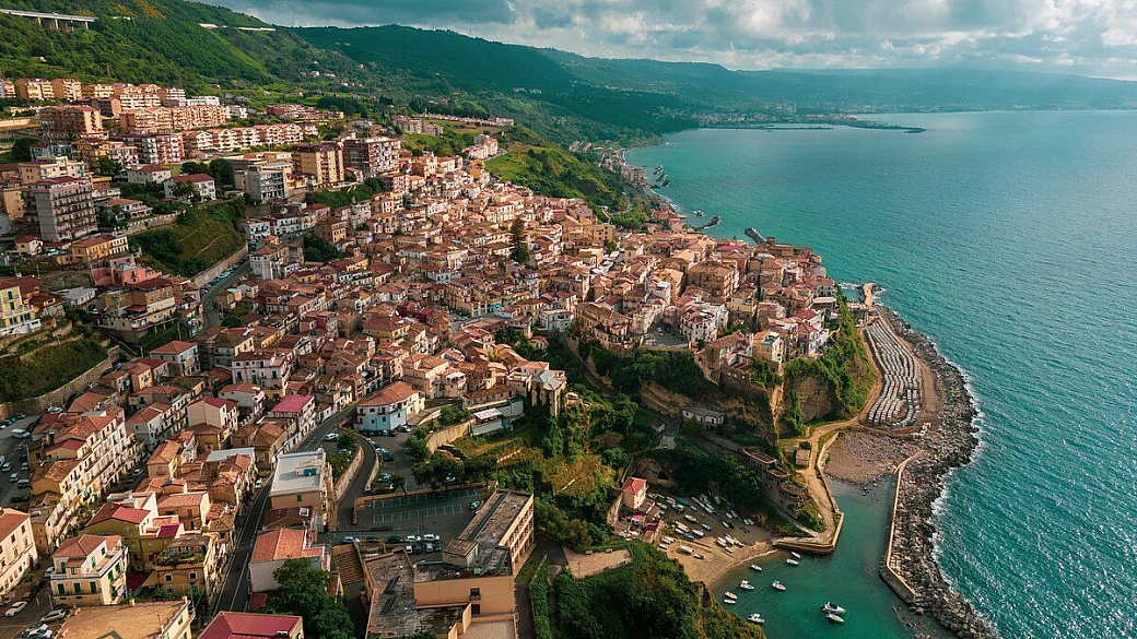 in calabria c’è un borgo davvero “delizioso” dove il gelato incontra il mare; tra gusto e tradizione andiamo alla scoperta di un vero e proprio paradiso