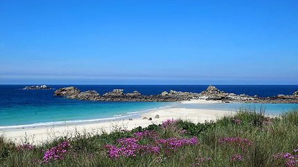 tahiti sì, ma a due ore da parigi: questa spiaggia francese è bagnata dal mare più trasparente che ci sia