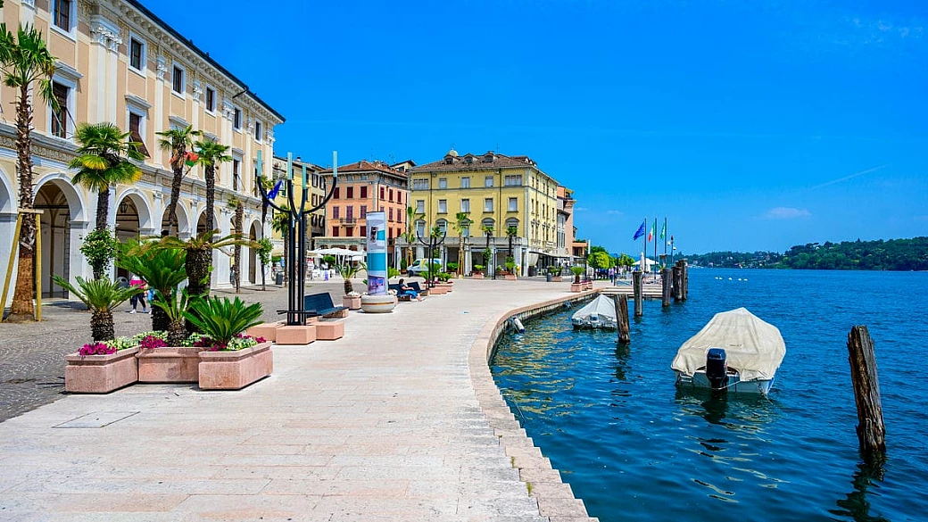 la lunga camminata sul lago di garda: qui c'è il borgo del golfo, dove la storia incontra paesaggi d'incanto