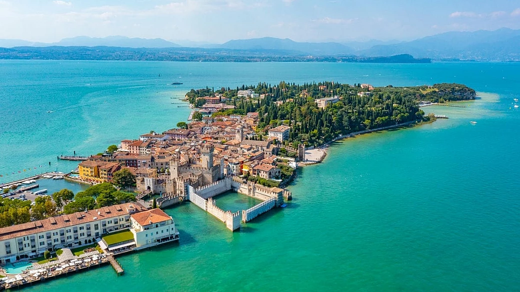 sirmione, la perla del garda: il borgo sospeso sulle acque tra castelli medievali e grotte romane