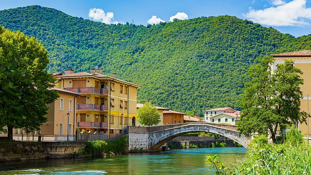 il misterioso borgo tra montagne e storia: un trekking da non perdere nella provincia di brescia
