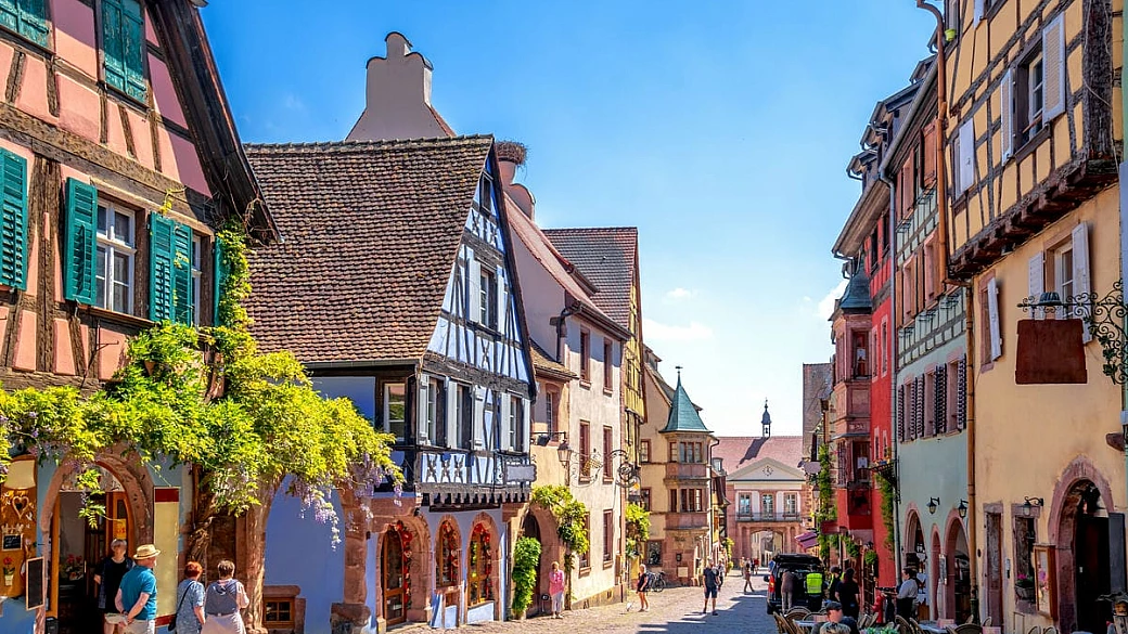 la regione delle fiabe: tra vigneti e case in legno affacciate sul fiume, questa regione della francia sembra uscita da un film disney