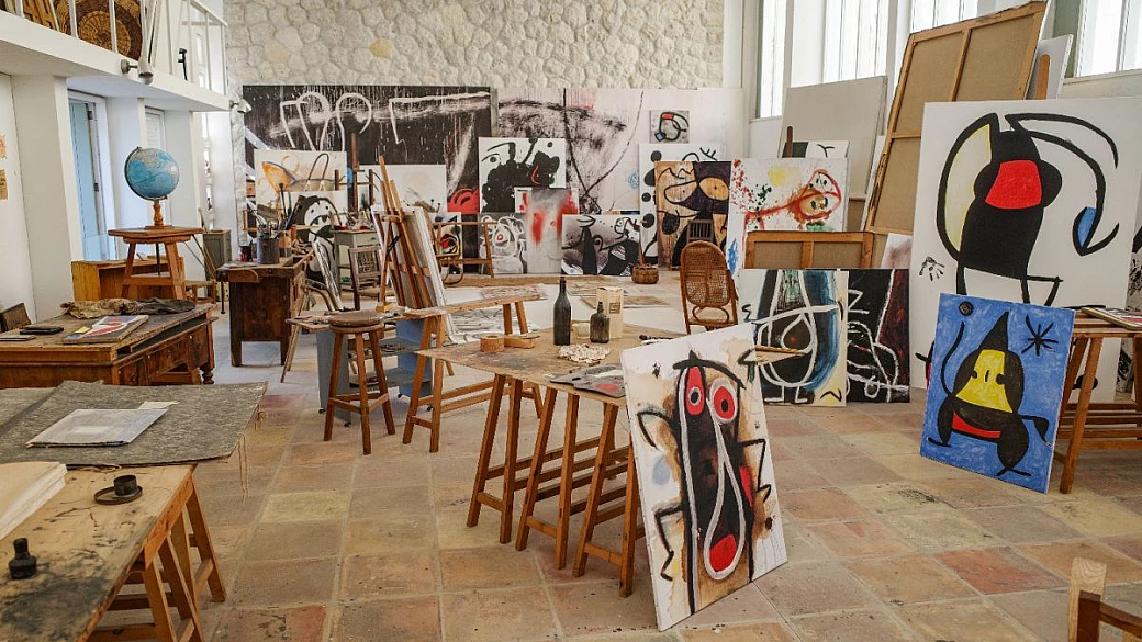 il costruttore di sogni, ecco la mostra che porterà 150 opere del maestro del surrealismo a roma