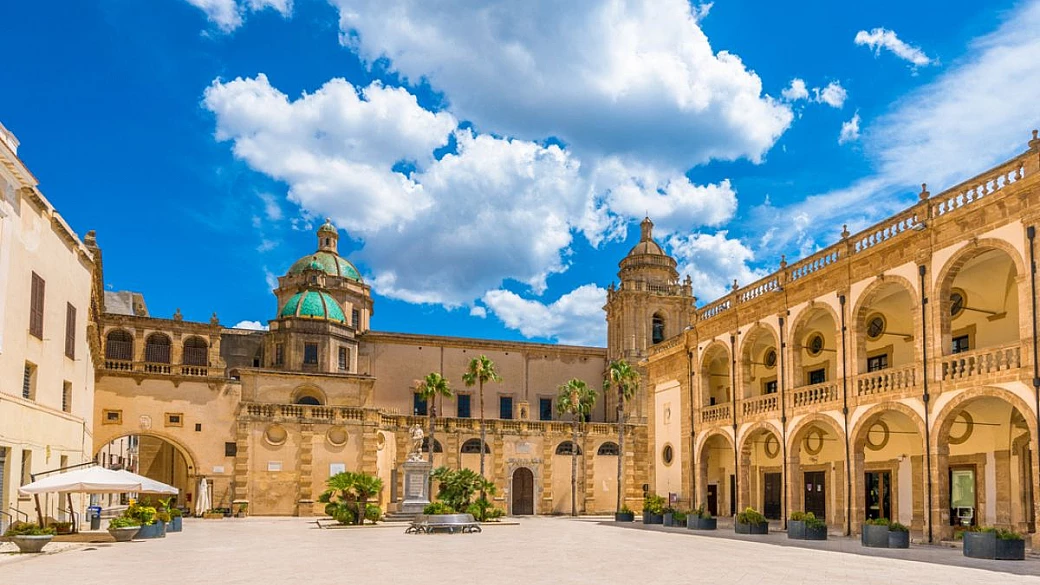 sicilia, la magnifica città sul mare dove da migliaia di anni diplomazia e dialogo si incontrano... a tavola