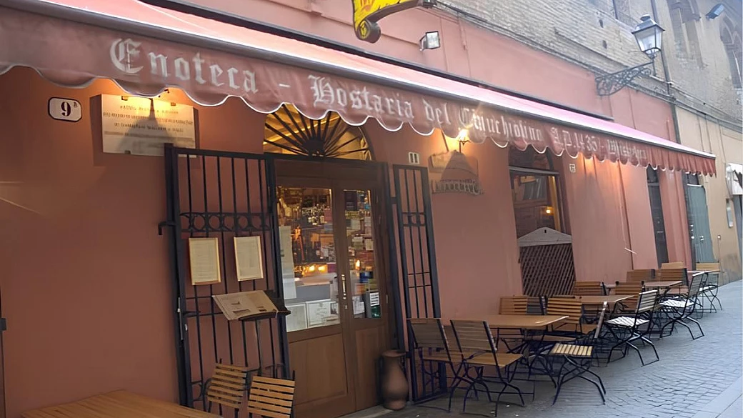 all'ombra della cattedrale, da quasi 600 anni l'osteria più antica al mondo è uno dei simboli della città