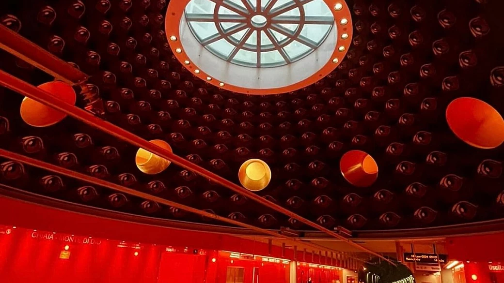 colori intensi, cupole e scale a chiocciola: sembra un museo delle illusioni, ma è una stazione della metropolitana