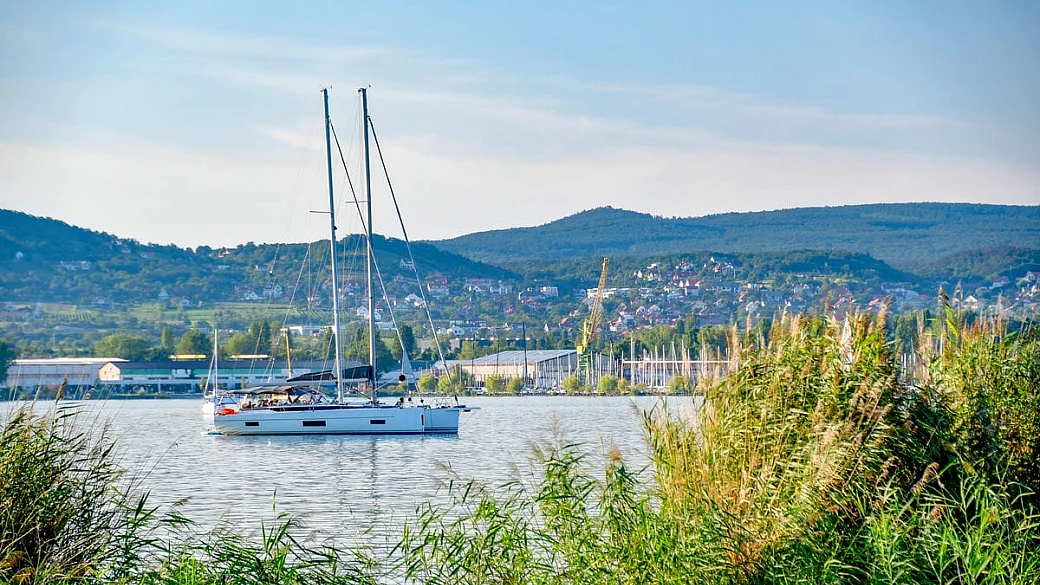 È uno dei laghi più grandi d'europa, e sulle sue sponde natura e castelli si alternano tra paesaggi belli (e accessibili)